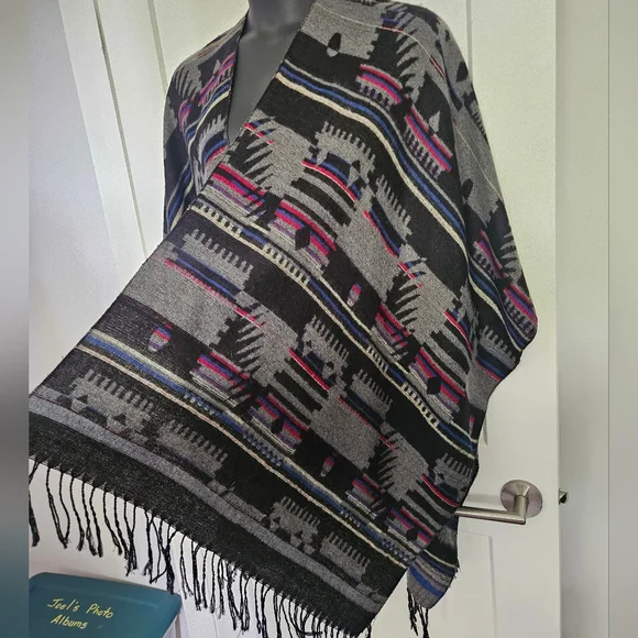 Aztec Patterned Shawl - Picture 3 of 4